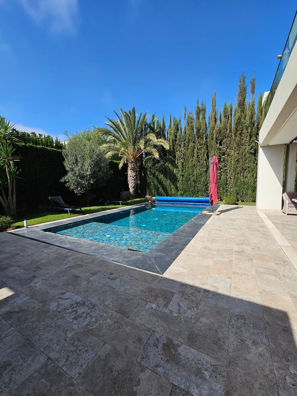 Villa Taghazout, la piscine et sa plage en travertin