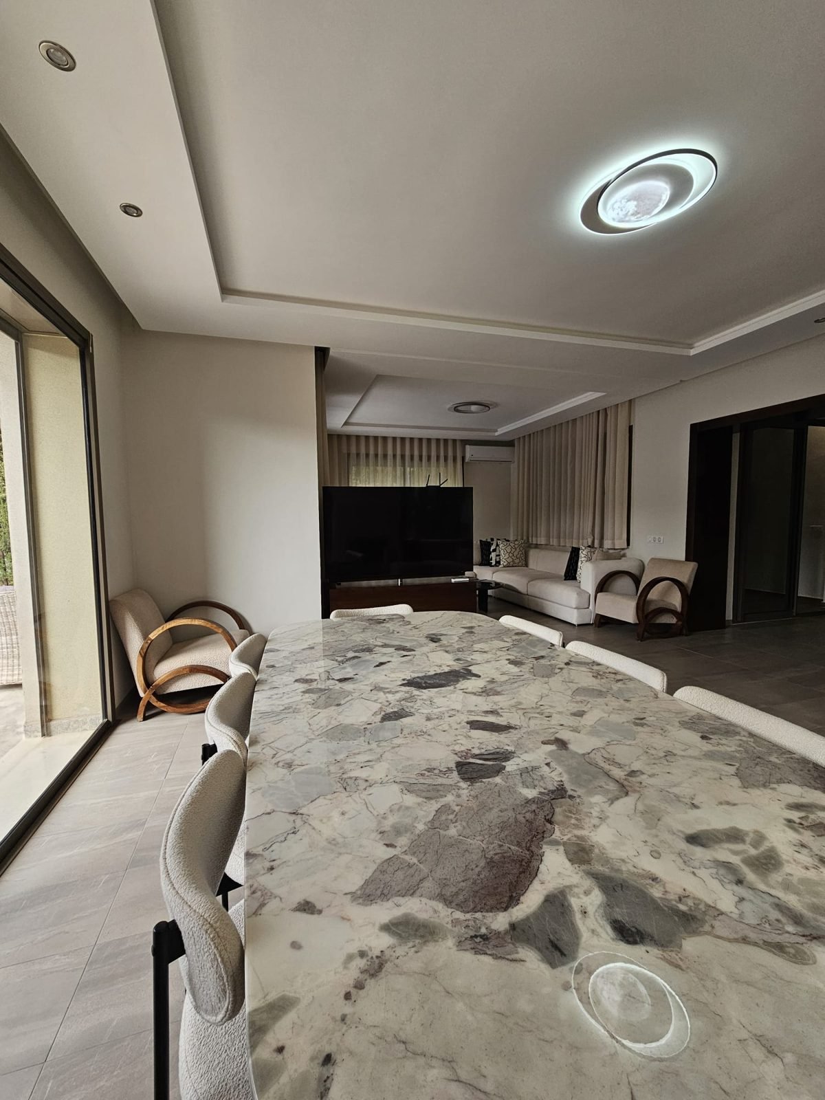 Villa Taghazout, la table en marbre
